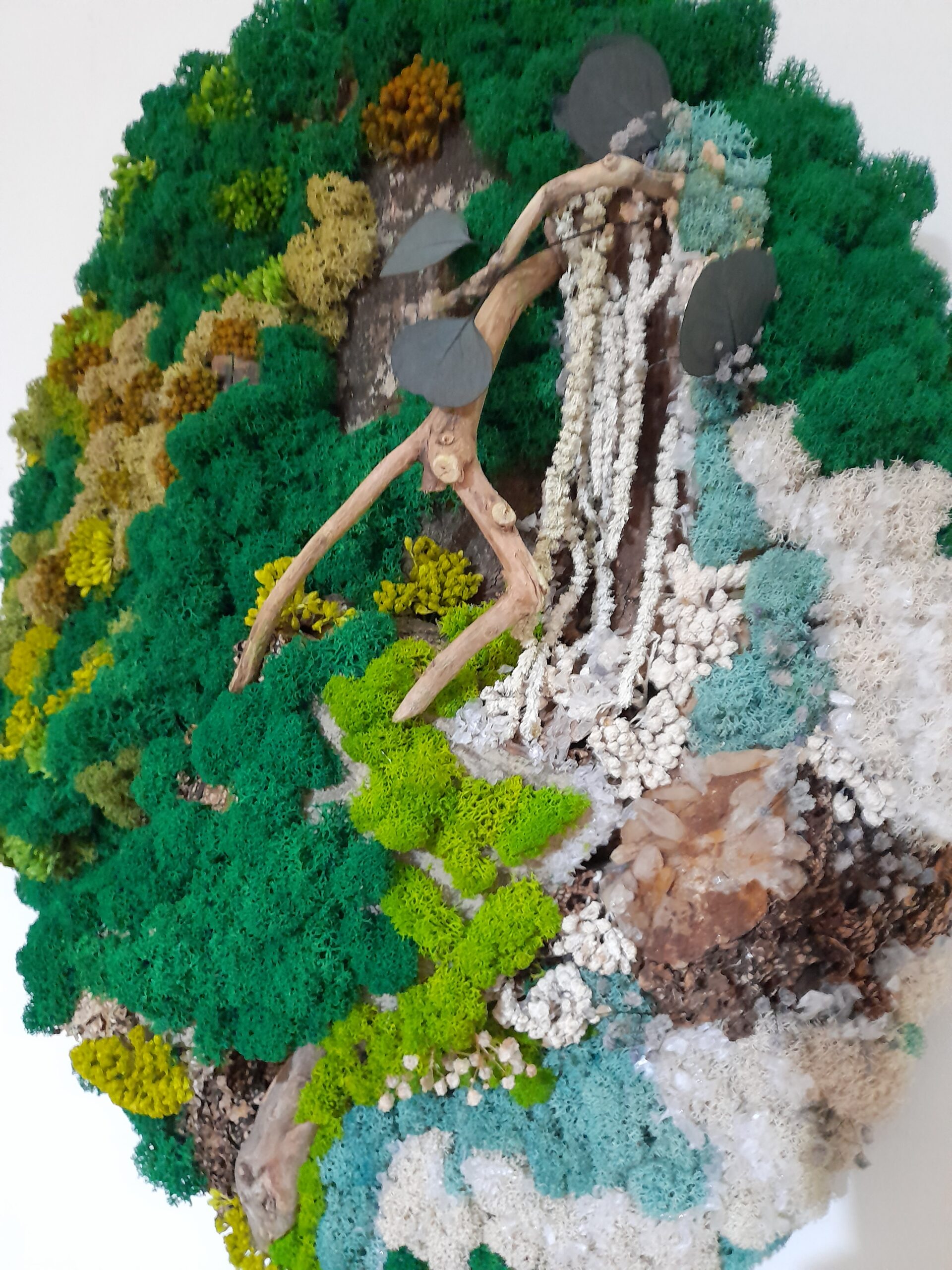 Sfârșit de toamnă, în pădure/Tablou oval, cu licheni și cristale de cuarț, 40X50 cm