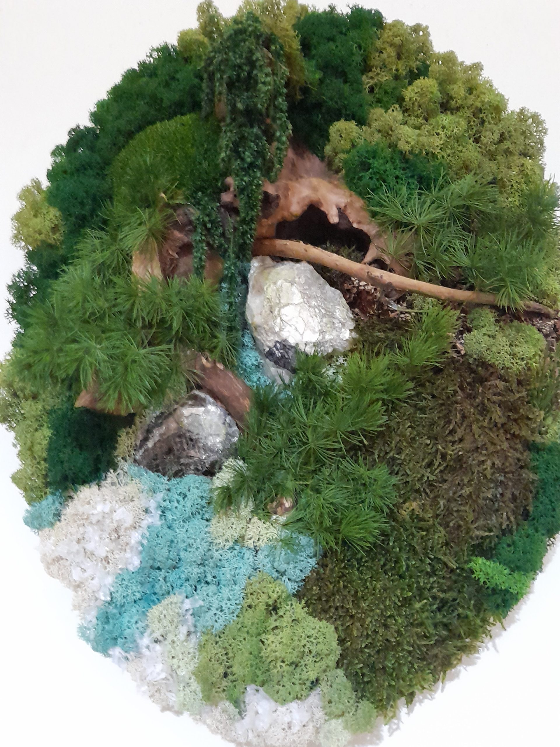 Început de iarnă/Tablou oval cu mușchi, licheni, plante stabilizate și cristale de mică, 30X40 cm