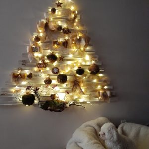 Brazi cu ornamente de Crăciun, pe suport de scândură din lemn reciclat