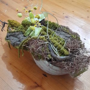 Decorațiune cu mușchi și plante naturale stabilizate pe scoarță de copac, în vas ceramic tunisian