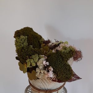 Decorațiune de primăvară, cu mușchi plat și flori naturale stabilizate, pe vas ceramic tunisian, reciclat
