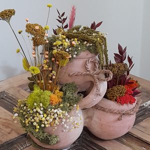 Decorațiune naturală cu licheni și flori stabilizate, pe vas ceramic handmade,(h=) 32x(l=)32cm