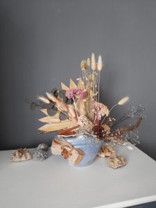 Decorațiune naturală de sezon, în vas ceramic handmade bleu-argintiu