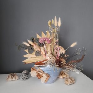 Decorațiune naturală de sezon, în vas ceramic handmade bleu-argintiu