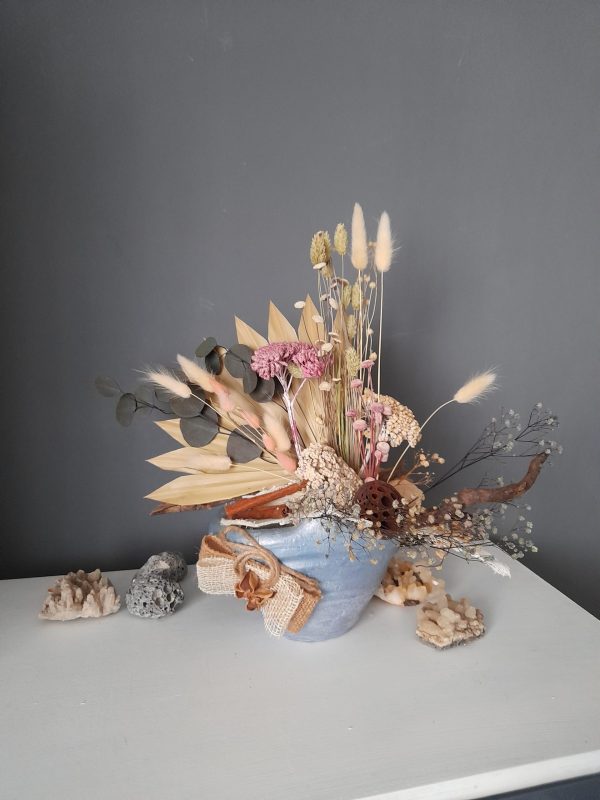 Decorațiune naturală de sezon, în vas ceramic handmade bleu-argintiu