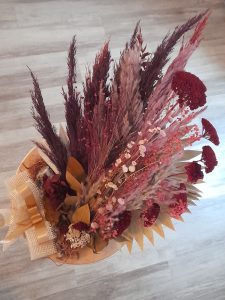 Decorațiune cu flori uscate sau stabilizate, pe suport rotund de lemn/30x25cm