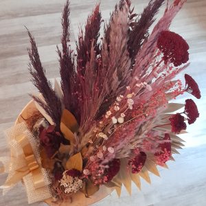 Decorațiune cu flori uscate sau stabilizate, pe suport rotund de lemn/30x25cm