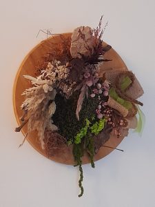 Decorațiune cu mușchi și ferigi, pe suport rotund de lemn masiv, d=30cm