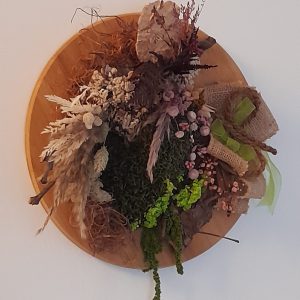 Decorațiune cu mușchi și ferigi, pe suport rotund de lemn masiv, d=30cm