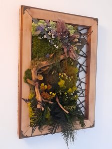 Tablou vegetal, cu mușchi, licheni, ferigi și flori în culori verde-galben-lila,68x50 cm