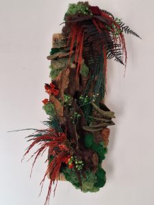 Tablou cu licheni, ciuperci si plante stabilizate, pe lemn masiv/42x16 cm