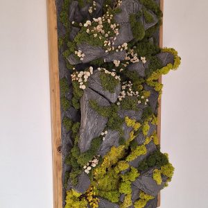 Piatră arhitecturală(artificiala)gri închis, licheni și plante stabilizate, pe lemn masiv-65x36cm
