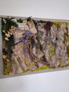 Piatră arhitecturală(artificială)gri-bej, cu licheni și ferigi, 75x55cm