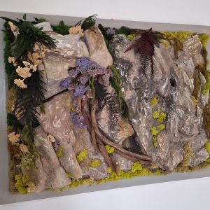 Piatră arhitecturală(artificială)gri-bej, cu licheni și ferigi, 75x55cm