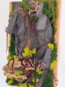 Primăvară cu bonsai înflorit- tablou cu piatră arhitecturala, licheni și plante stabilizate, 50x30 cm