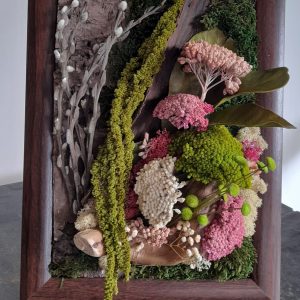 Tablou cu licheni și plante stabilizate verde/alb/roz, pe scoarță de copac 26x35cm