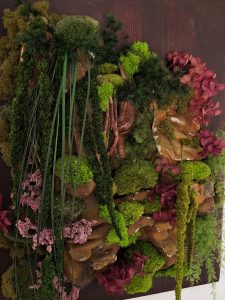 "Decor tropical"-Peisaj cu rocă sculpturală,mușchi, licheni și plante stabilizate,pe lemn masiv- 40x50cm