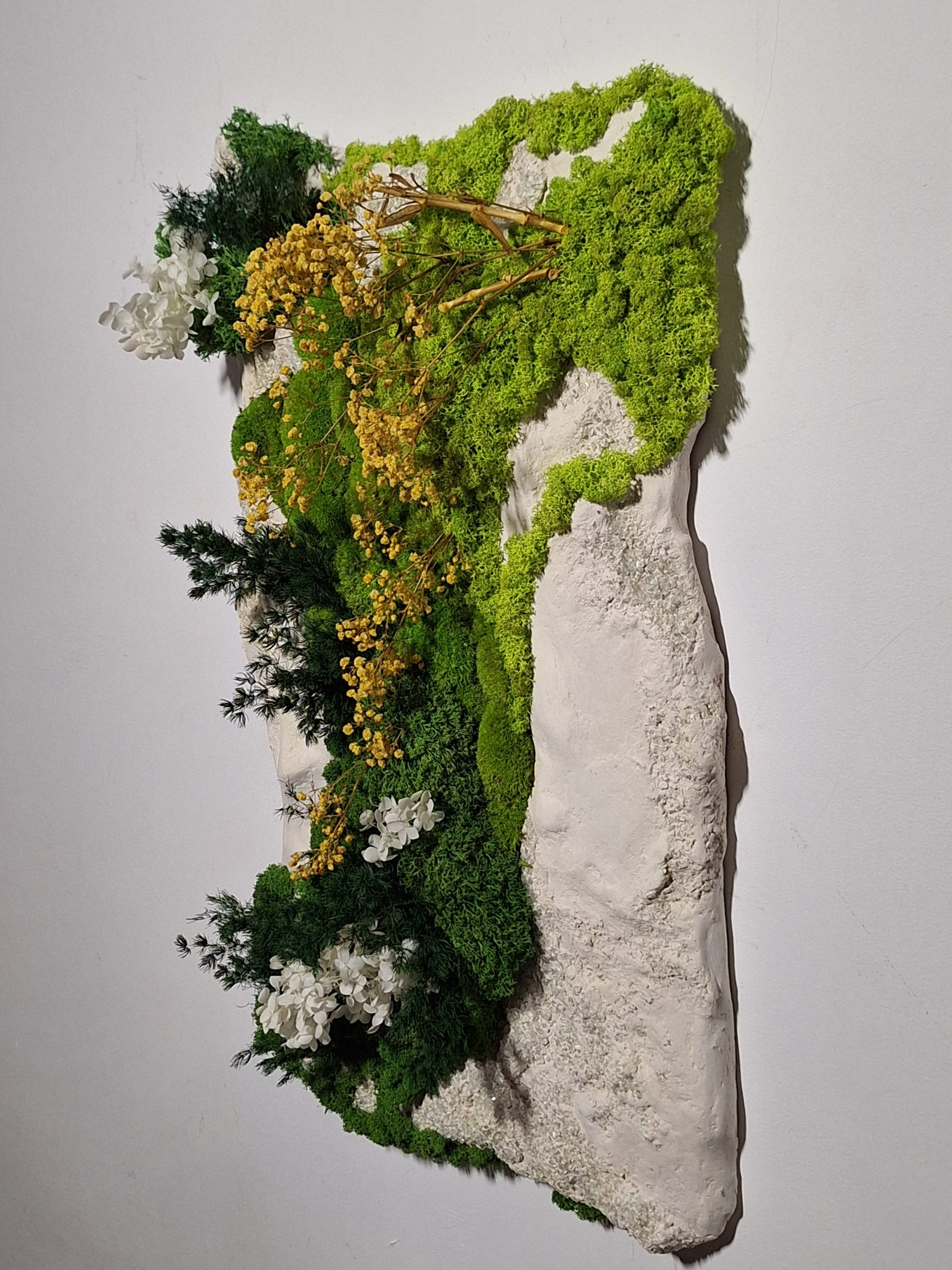 Rocă sculpturală albă cu mușchi și licheni, 40x70 - imagine 3