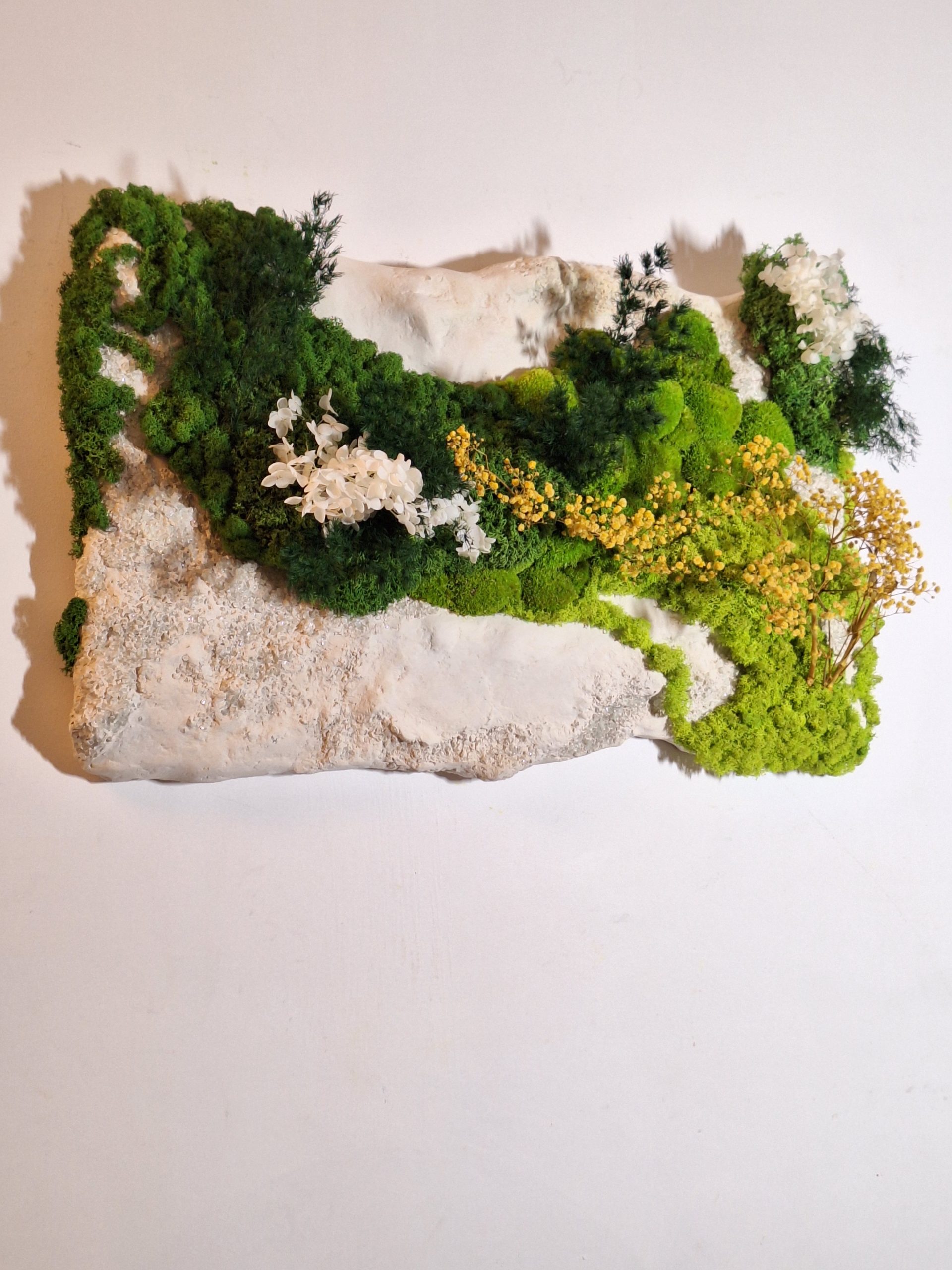 Rocă sculpturală albă cu mușchi și licheni, 40x70 - imagine 5