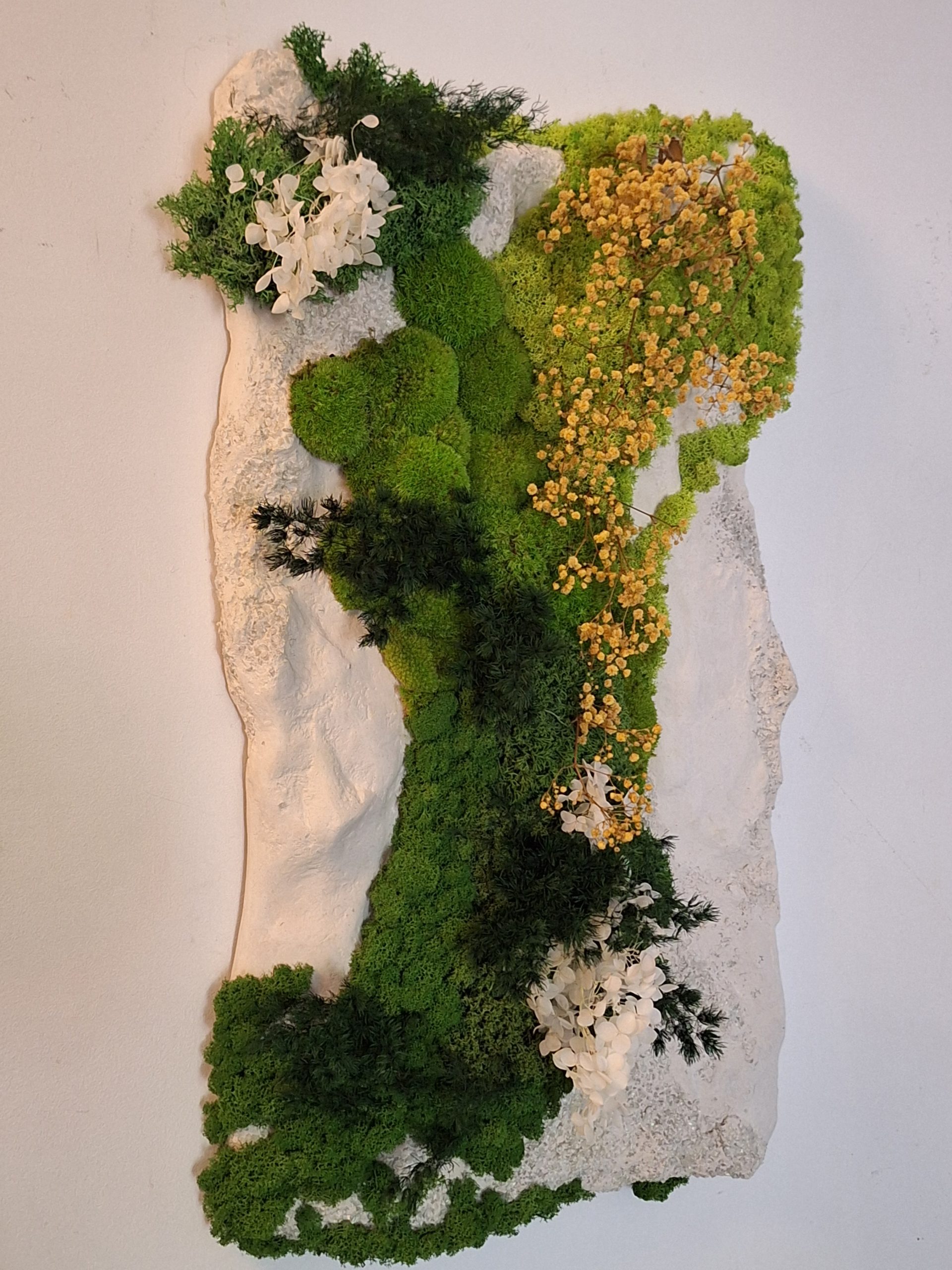 Rocă sculpturală albă cu mușchi și licheni, 40x70 - imagine 2