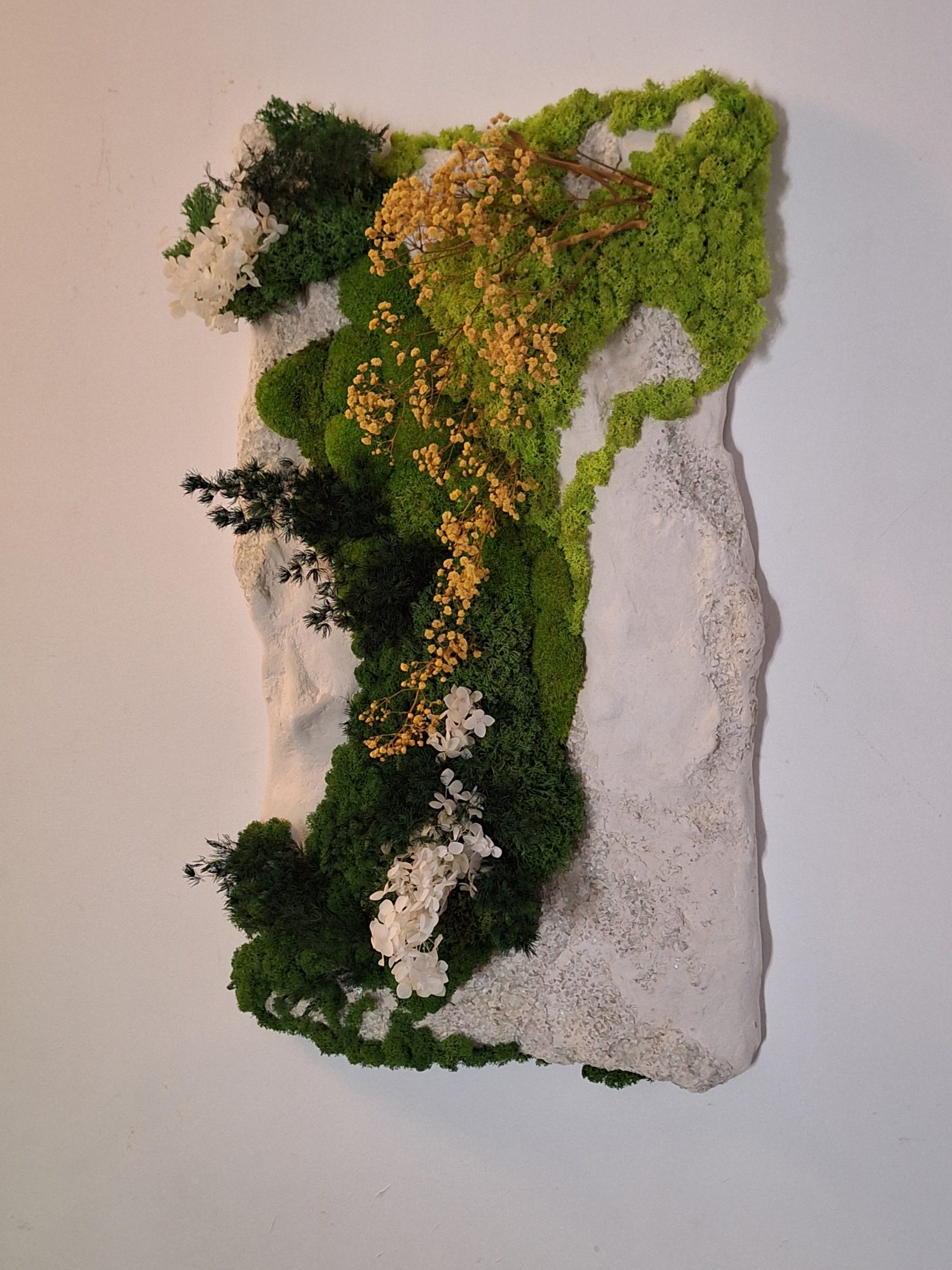 Rocă sculpturală albă cu mușchi și licheni, 40x70 - imagine 4